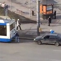Russos Tentam Guinchar o Carro em Ônibus Circular