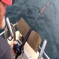 Homem Leva o Maior Susto da Vida Numa Pescaria