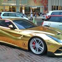 Ferrari F12 Folhada em Ouro
